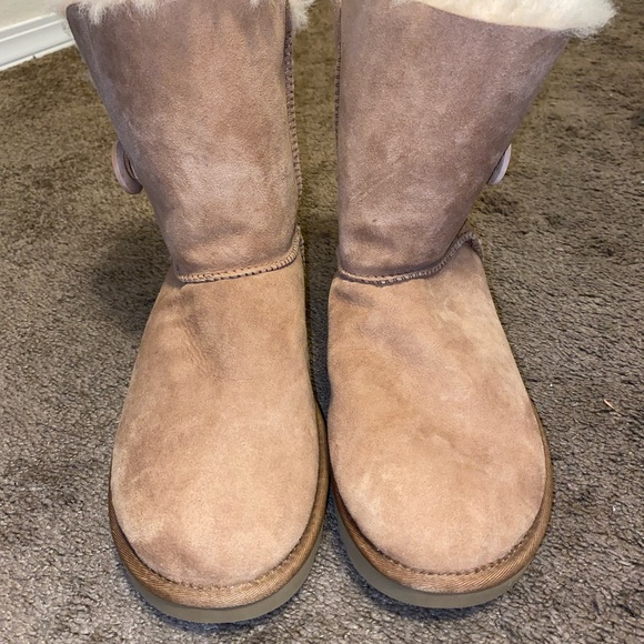 UGG’s Women’s Bailey Button II Short Chestnut - Picture 4 of 8